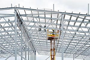 Complex large volume steel frame structure assembly using self propelled scissor lift platform