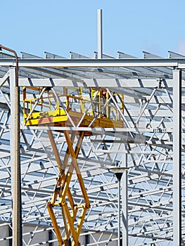 Complex large volume steel frame structure assembly using self propelled scissor lift platform