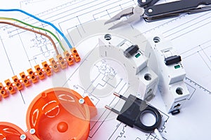 Components for use in electrical installations. Fuses, plug, connectors, junction box, switch, isolation tape and wires. Accesso