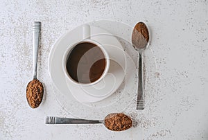 ComposiciÃÂ³n de tres cucharadas con ingredientes que encierran una taza de chocolate colombiano. Con espacio de copia a la derecha photo