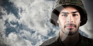 Zložený obraz z pohľad zblízka na sebaistý vojak nosenie tvrdý klobúk 