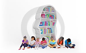 Zložený obraz z elementárne žiaci čítanie knihy 