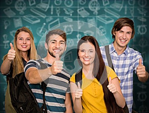 Compuesto imagen de feliz estudiantes haciendo gestos pulgar arriba sobre el Universidad corredor 