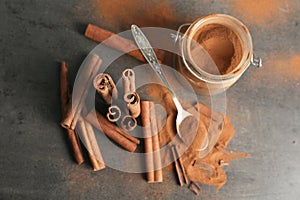 Composition with aromatic cinnamon powder