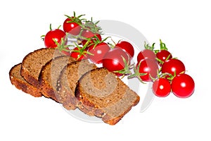 Composition of black bread and cherry tomatoes