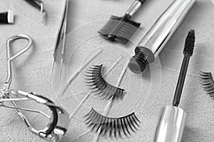 Composition with false eyelashes and cosmetic tools