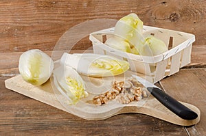 Composition of fresh chicories with walnuts