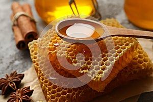 Composition with honeycombs, honey and cinnamon
