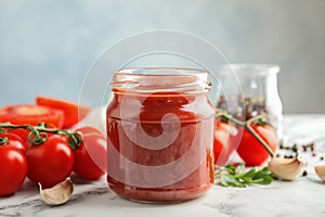 Composizione superare di poco da gustoso pomodoro salsa sul tavolo 