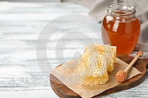 Composition with tasty fresh honeycombs