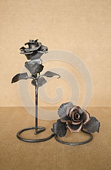 Composition of the two gifts in the form of hand-forged roses