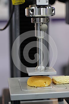 Compressive testing machine