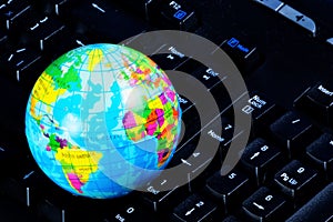 Computer computing, global connectivity, world wide web. Global network - network and user computers to vzaimodeystviya. The globe