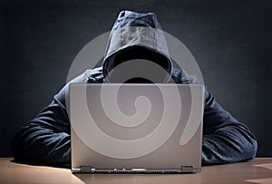 Computadora intruso robando datos computadora portátil 