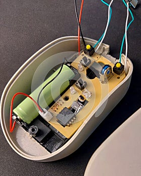 computer mouse, mouse electrical circuit, Alkaline batteries that can be recharged.