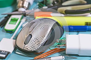 Computer mouse and other objects placed chaotically on the table