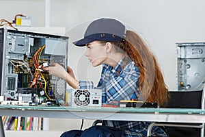 Computer repair engineer smiling brunette woman at work