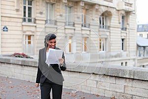 Concentrated girl talking on mobile, young business woman negoti