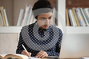 Concentrato indiano una donna alunno lettura scientifico un articolo 