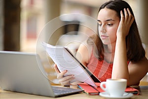 Concentrated student memorizing notes in a bar