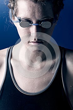 Concentrated woman swimmer