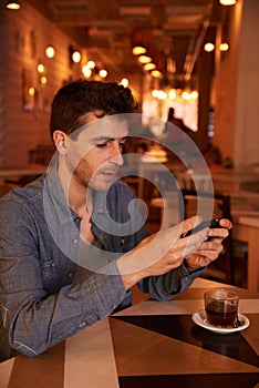 Concentrating millenial texting in a restaurant