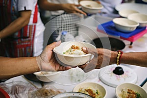 De donación comida sobre el malo en companía donación comida sobre el malo 