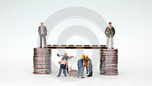 The concept of a gap between income and labor.