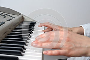 The concept of learning games on the synthesizer, hands on the keys