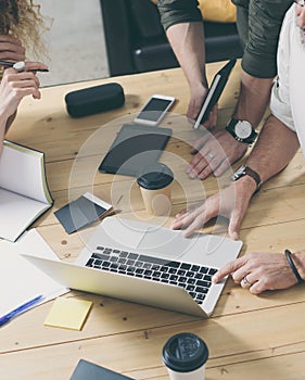 Da prestazione nuovo il negozio. maschio mani Spettacoli sul schermo computer portatile. lavoro di squadra prova 