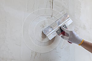 The concept of puttying the wall is leveled with a spatula