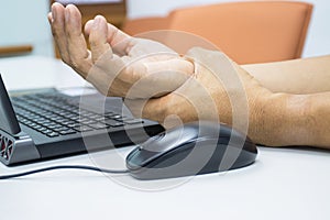 Concept Tenosynovitis is the most common tendon inflammation of the wrist time of use of the personal computer