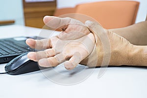 Concept Tenosynovitis is the most common tendon inflammation of the wrist time of use of the personal computer