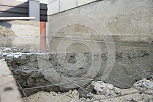 Concepts of pouring concrete screed over reinforcing mesh