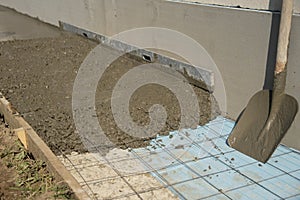 Concepts of pouring concrete screed over reinforcing mesh