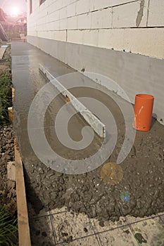 Concepts of pouring concrete screed over reinforcing mesh