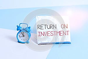 Conceptual hand writing showing Return On Investment. Business photo text Ratio between the Net Profit and Cost invested