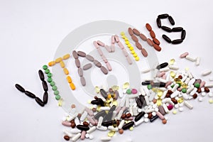 Concettuale mano titolo ispirazione medico cura scritto pillole medicinali una parola vitamine sul 