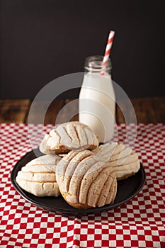 Conchas sweet breas and milk