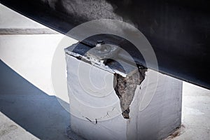 concreat crack at base of BMU for mantenance machine