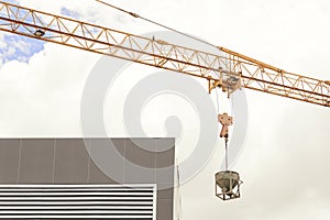 The concrete bucket attach with the hoist