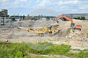 Concrete crushing machine