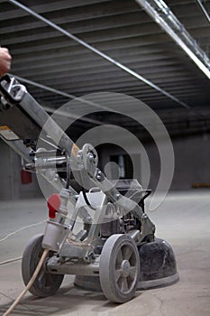 concrete floor grinding machine is an essential tool used to prepare the surface of a concrete floor before the installation of a