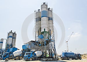 Concrete mixing tower