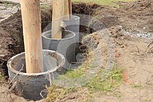 Concrete tube fundament with wood column