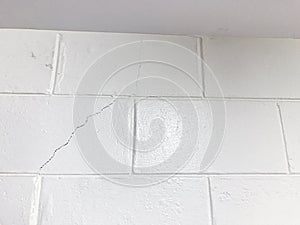 The concrete wall crack