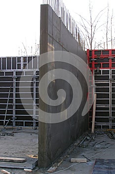 Concrete wall and formwork