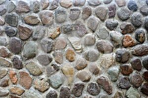Concrete wall with pebbles