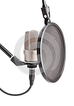 Condenser microphone with pop filter