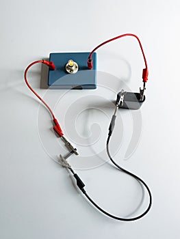 Conductivity experiment with a battery as a voltage source